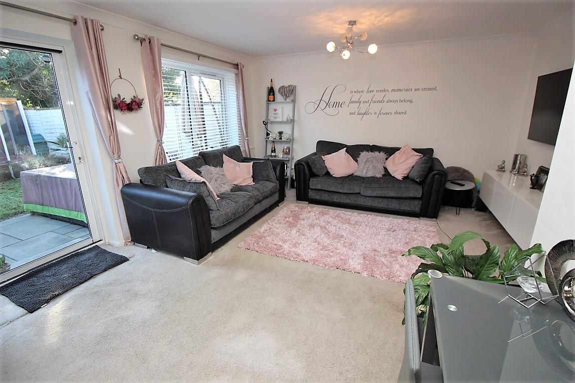 3 bed property in Dunstall Close, Reading
